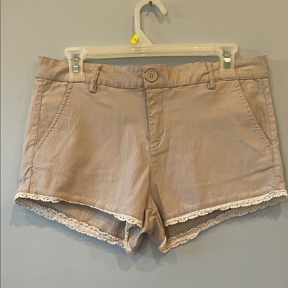 Women’s Lace-Trim Casual Shorts in Light Taupe dollhouse brand size 9
